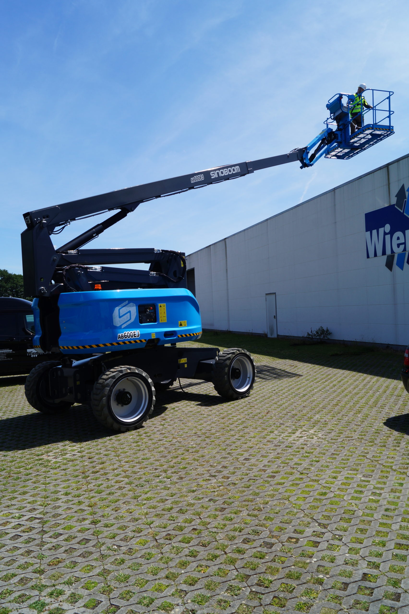 Wienold Lift vor einer Lagerhalle